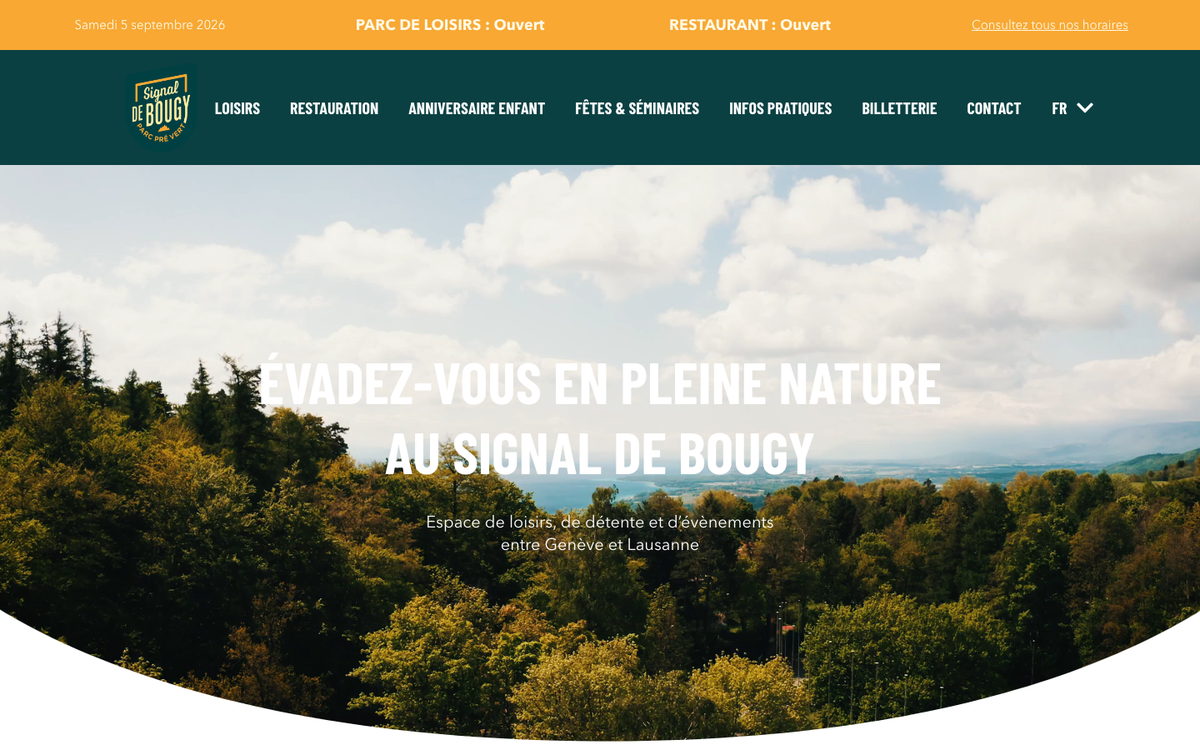 Accueil de signaldebougy.ch. Un bandeau orange indique que le parc et le restaurant sont ouverts, sous une navigation sombre, puis une vue de forêt et de lac portant le titre « Évadez-vous en pleine nature au Signal de Bougy » et la ligne « Espace de loisirs, de détente et d'évènements entre Genève et Lausanne ».