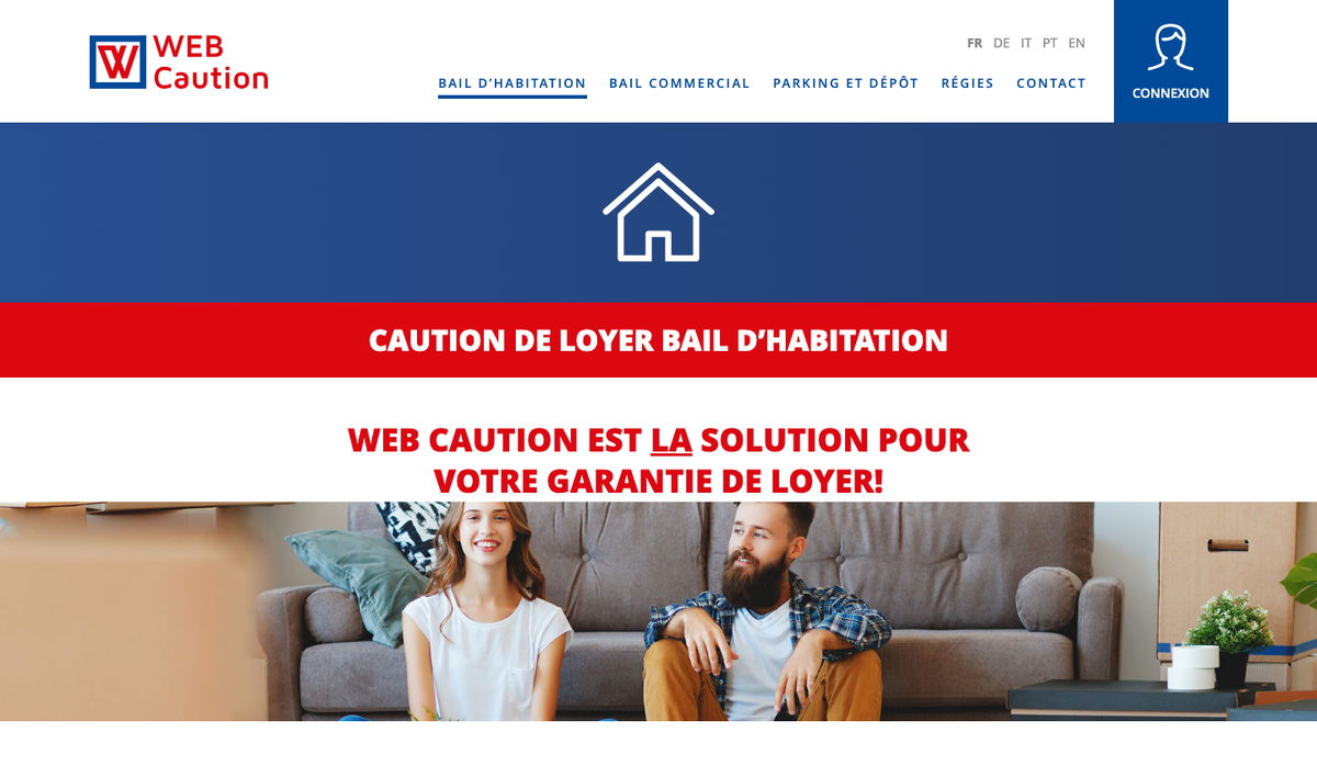 Page intérieure de webcaution.ch consacrée à la caution de loyer d'habitation, avec un bandeau de rubrique rouge et une photographie de deux personnes assises dans un salon au milieu de cartons de déménagement.